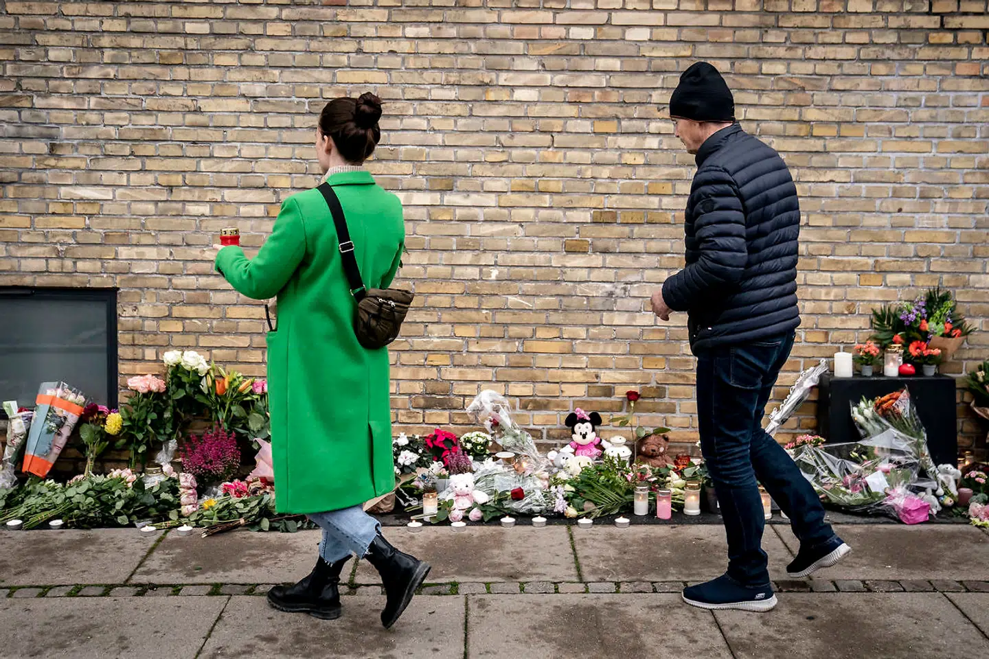 Folk lægger blomster og mindes den femårige pige, der mistede livet efter at være blevet ramt af en mandlig flugtbilist. Arkivfoto.