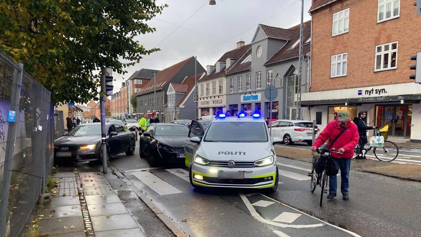 En politijagt endte med, at flugtbillisten kørte ind i hegnet ved Søborg Hovedgade. To personer flygtede fra stedet til fods. (Privatfoto)