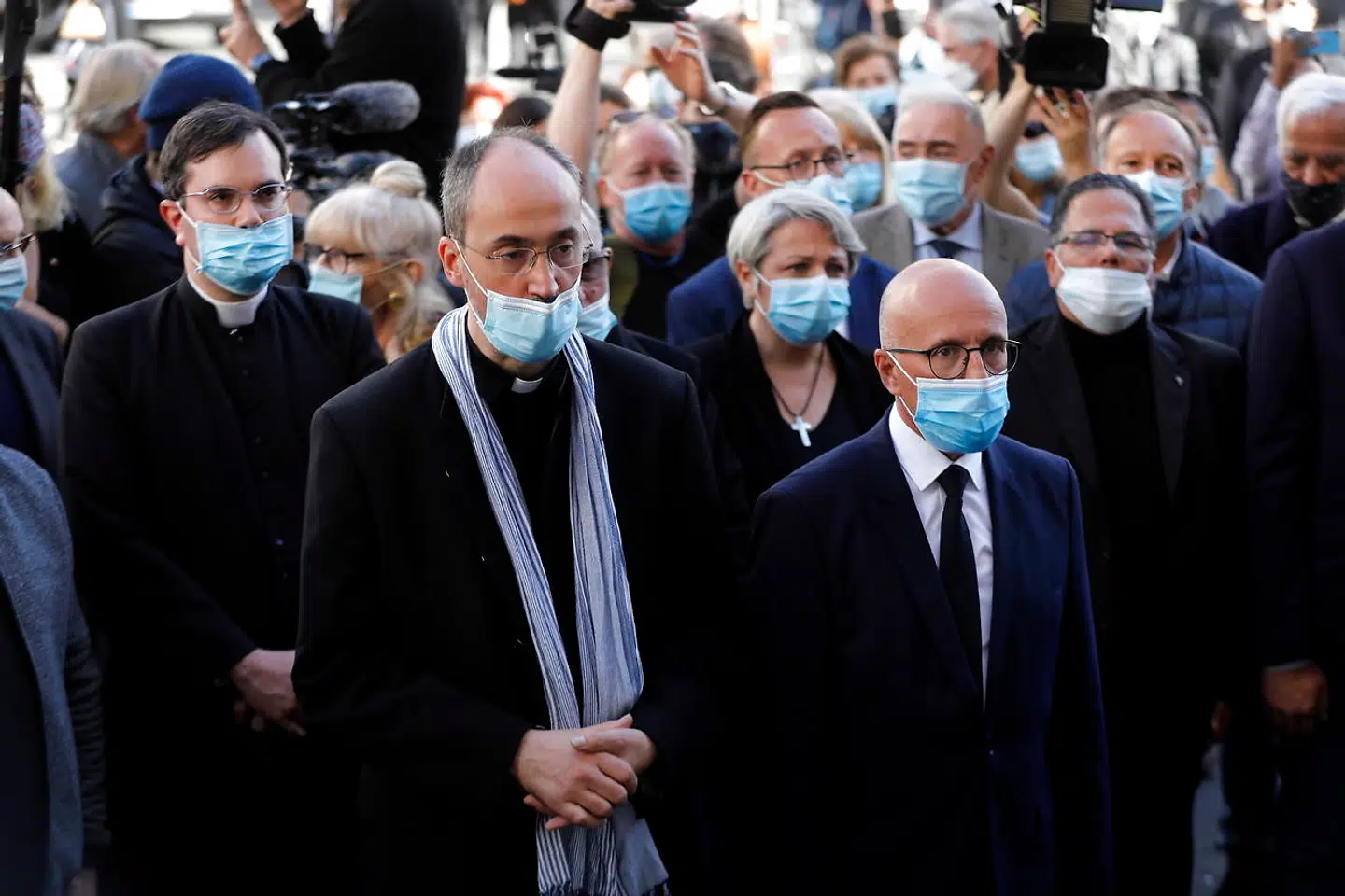 Éric Ciotti (th.) deltager i en mindehøjtidelighed for ofrene ved torsdagens attentat i en kirke i Nice. Det konservative parlamentsmedlem argumenterer for om nødvendigt at klippe en hæl og en tå af retssamfundets »frygtsomme« garantier, når det handler om migration og kampen mod den islamistiske terror.