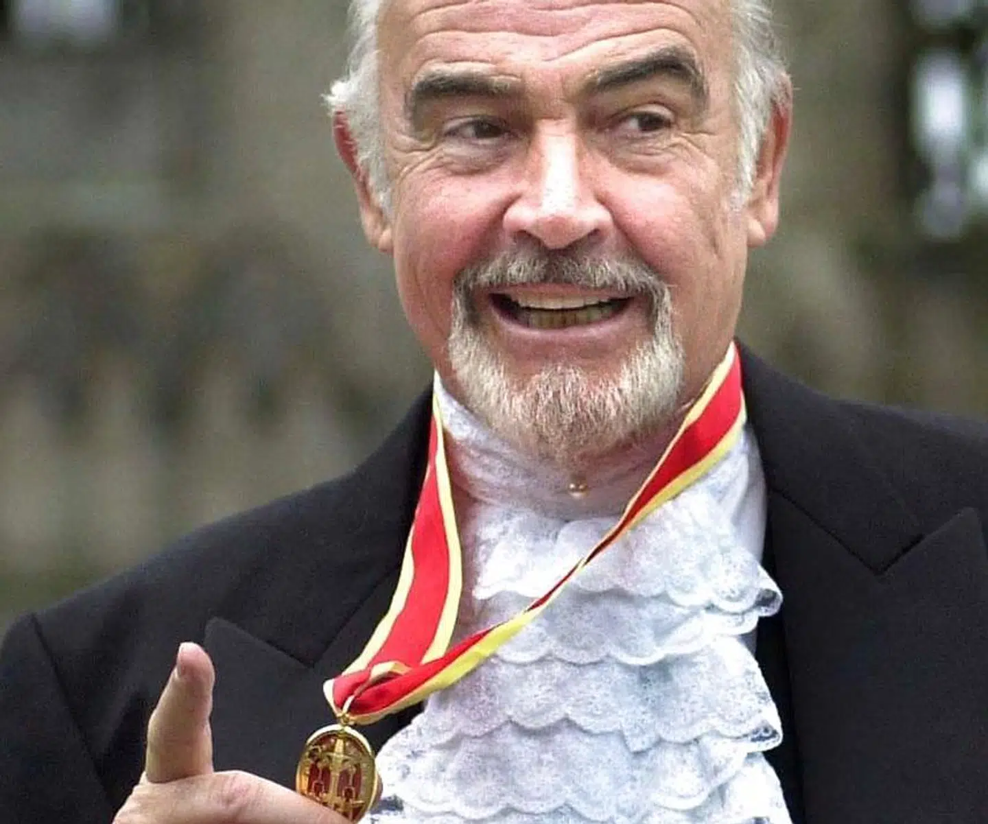 Sean Connery blev slået til ridder af den britiske dronning. Her viser han sin medalje, som han modtog ved samme lejlighed.
