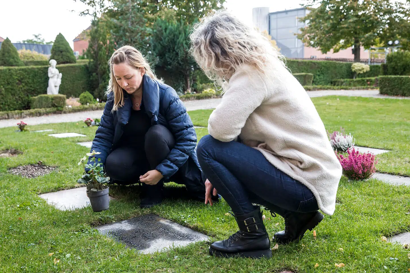 Cathrine Golfe og Louises søster, der ikke ønsker at stå frem med navn og billede.