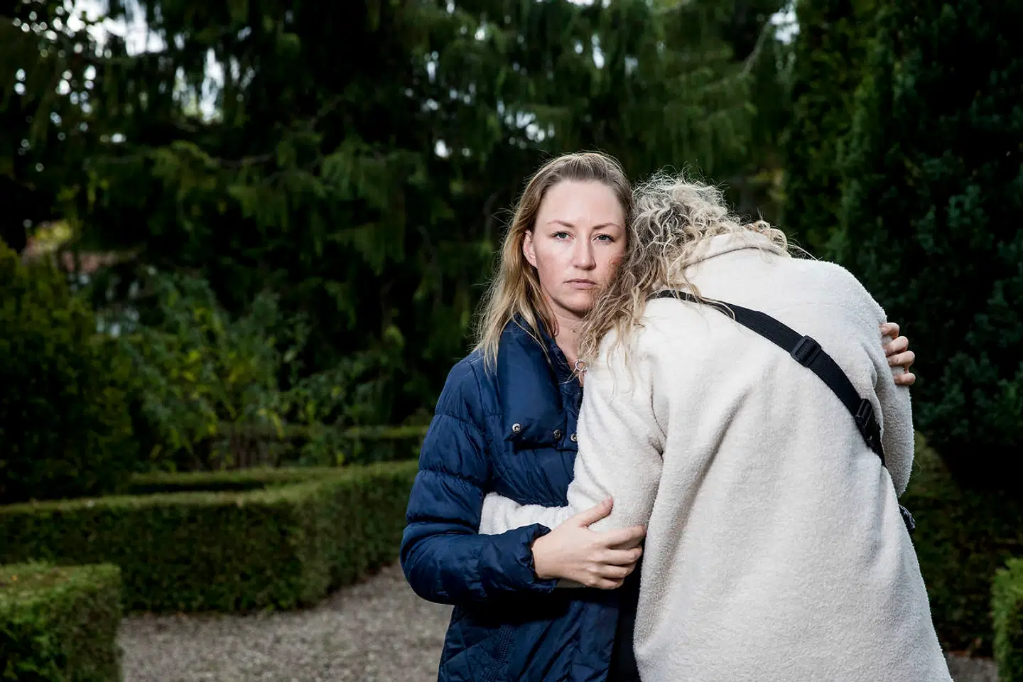 Cathrine Golfe og Louises søster, der ikke ønsker at stå frem med navn og billede.