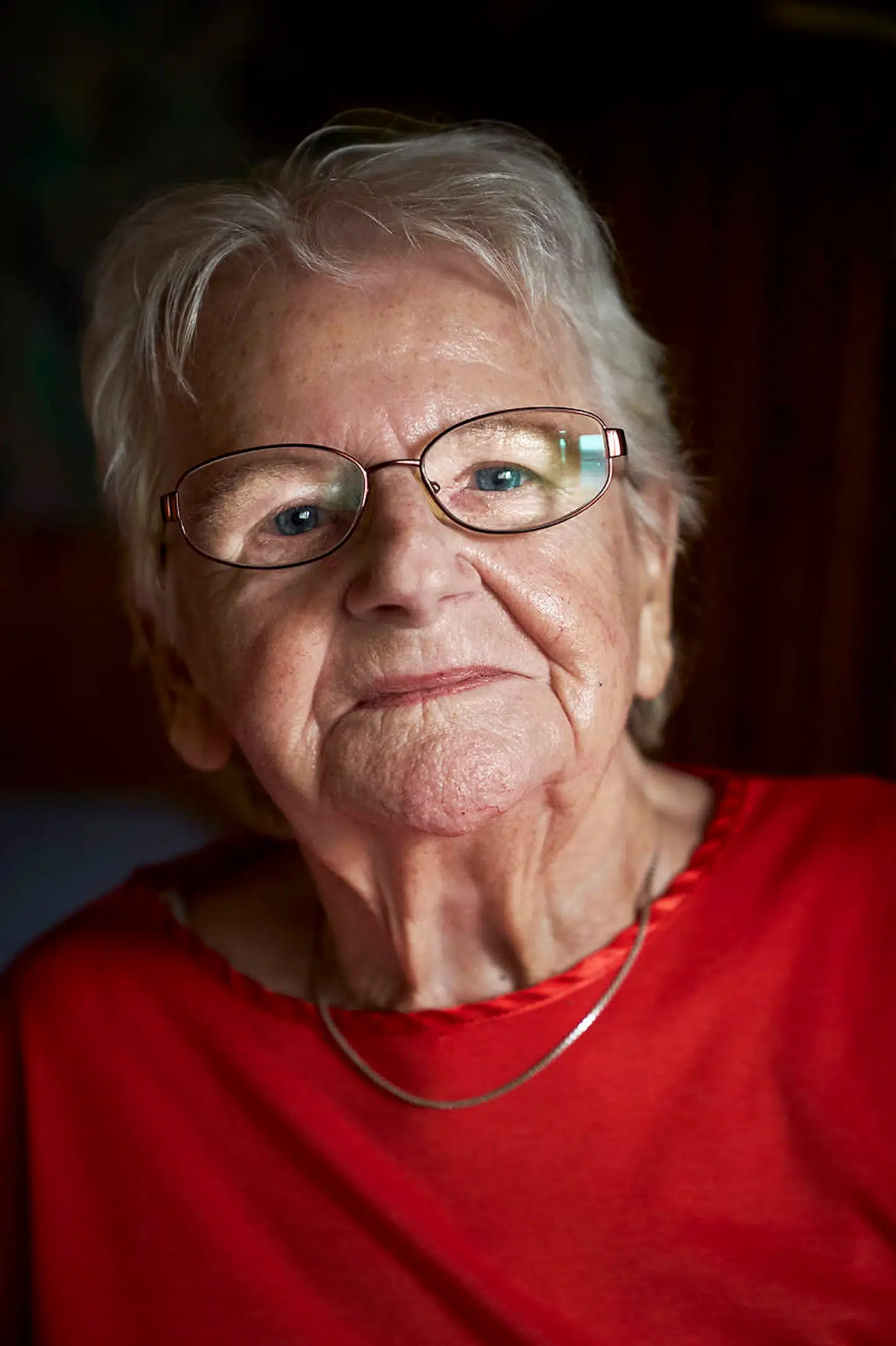 86-årige Karen Villadsen er en af de kunder, der er blevet ramt af Danske Banks fejl i gældsopkrævningen. Danske Bank har meddelt hende, at hun skal have 48.000 kroner tilbage.