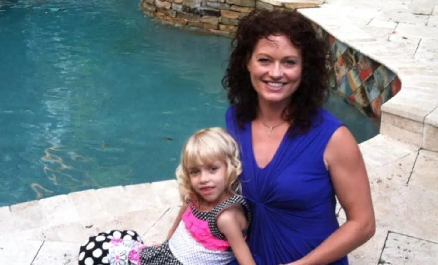 Lotte Rogers frygter, hvad udfaldet af valget kan få af konsekvenser for Anna-Saphias forsikring og behandlingsmuligheder.