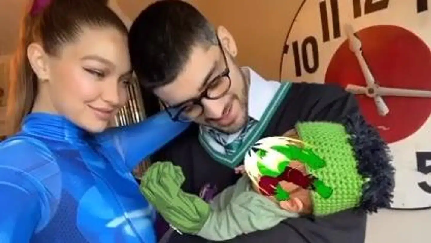 Her er det første billede af Gigi Hadids og Zayn Maliks datter. Dog med superhelten Hulk henover ansigtet på hende.