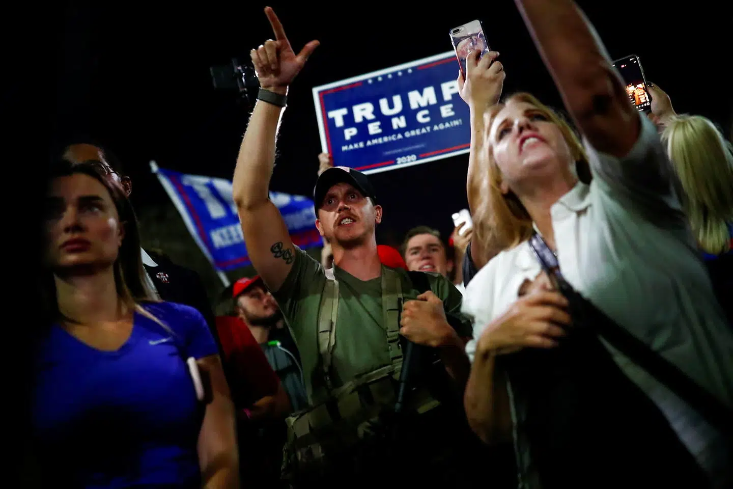 Her ses de vrede Trump-støtter foran Maricopa County Tabulation and Election Center i Phoenix, Arizona.