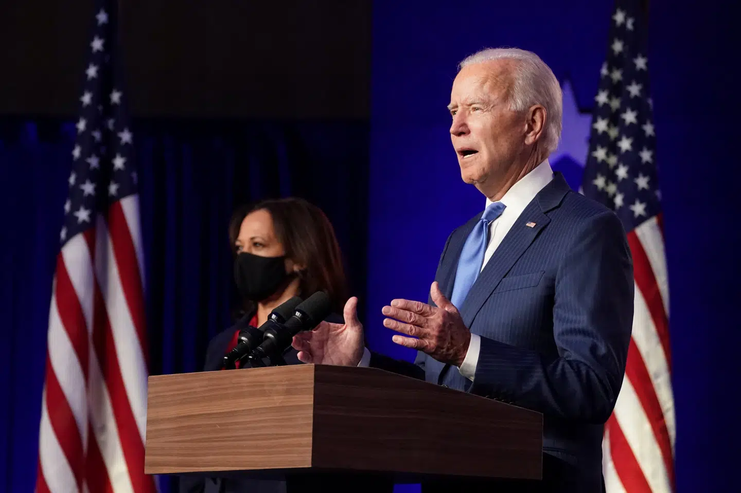 Med Kamala Harris ved sin side gav Joe Biden en kort tale sent fredag aften lokal tid i Wilmington i delstaten Delaware. Kevin Lamarque/Reuters