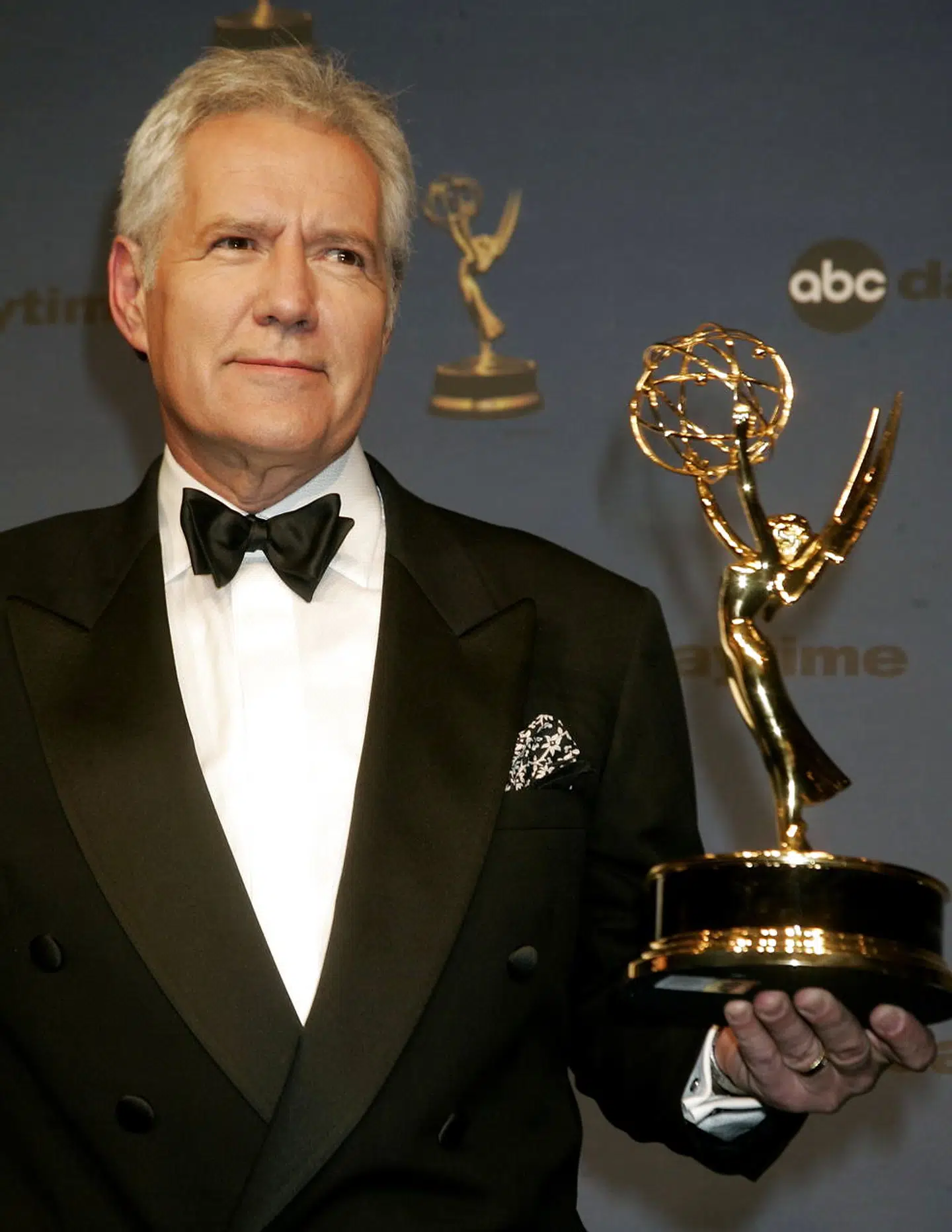 Alex Trebek med en Emmy Awards, som han vandt ved Daytime Emmy Awards i 2006.
