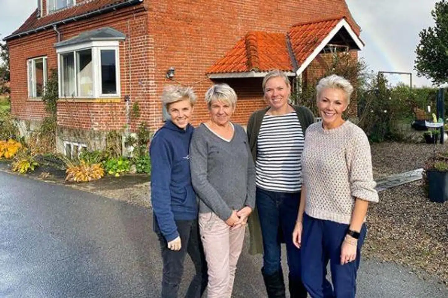 Lene Beier med sin mor Jytte og de to søstre Mette og Maria foran barndomshjemmet i Skive, som nu er solgt og tømt.