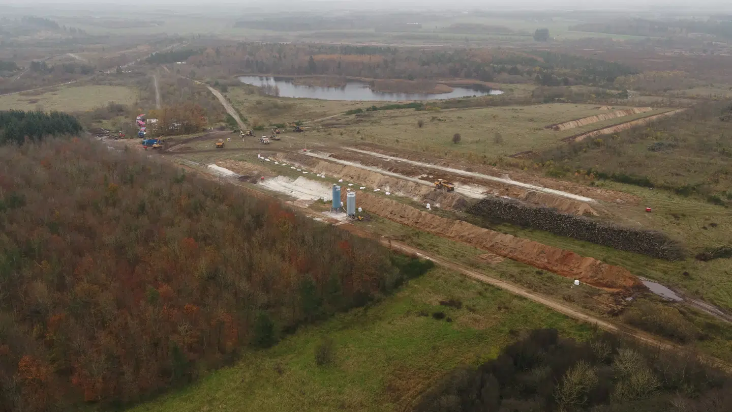 Sådan ser det ud fra oven. Indtil videre. Gravemaskinerne arbejder fortsat for at lave plads til flere aflivede mink.Foto: tvmidtvest