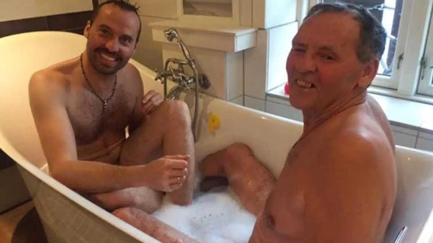 Torben Chris ses her med sin far i et badekar. Billedet var en del af et reklamestunt i 2015.
