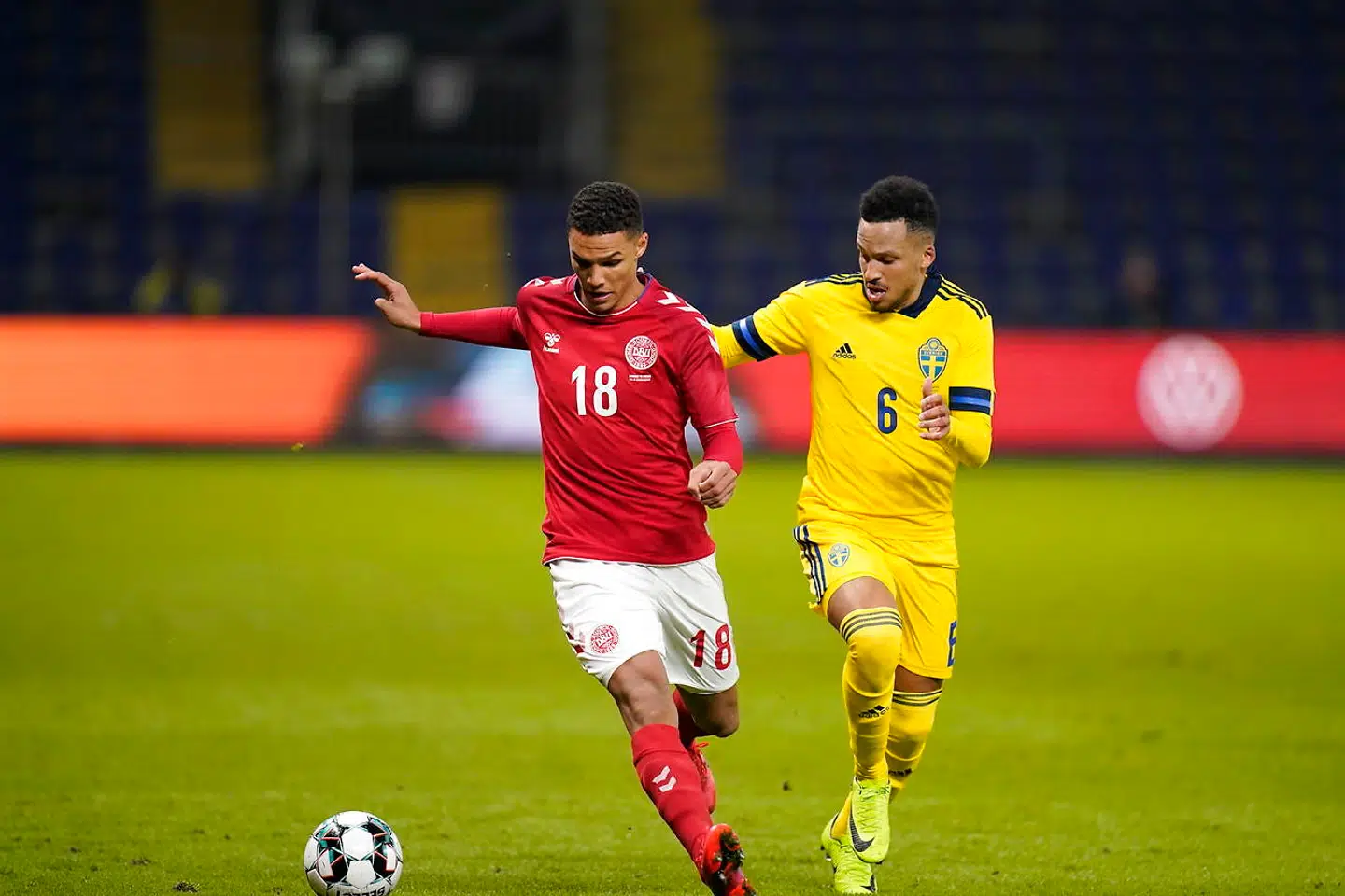 Venskabslandskamp imellem Danmark og Sverige spilles på Brøndby Stadion, onsdag den 11. november 2020. På grund af covid19 er flere spillere og landstræneren i isolation. Flere spillere fra de engelske klubber har ikke fået lov til at deltage på grund af frygt for coronavirus.