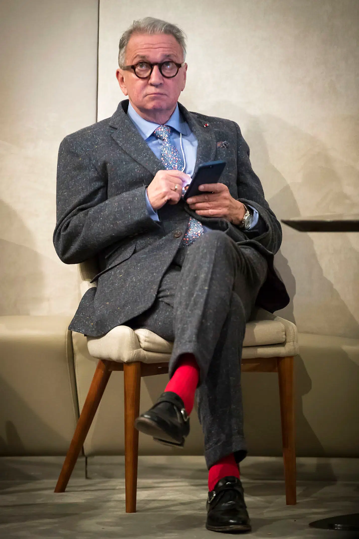 Den norske stjernediplomat og fredsmægler i sit element: Terje Rød-Larsen i 2017 på det økonomiske forum i Davos i Schweitz. Velklædt, iøjnefaldende og tiljublet. Tre år senere er Terje Rød-Larsen faldet dybt, og forklaringen er den skandaliserede Jeffrey Epstein.