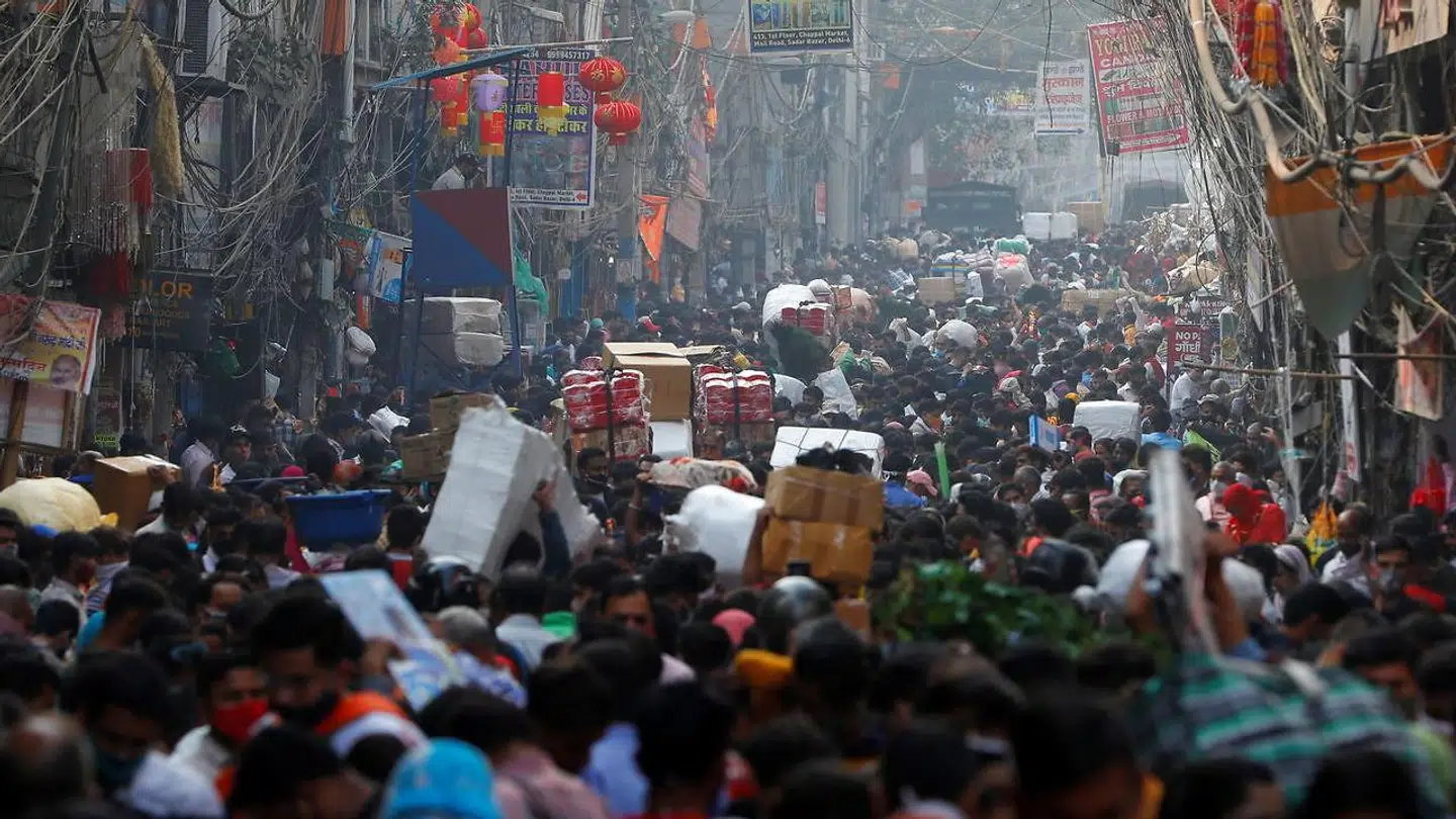 Indbyggere i New Delhi handler ind op til weekendens store Diwali-festival. På byens hospitaler frygter man, at den hinduistiske fest bliver en supersprederbegivenhed.