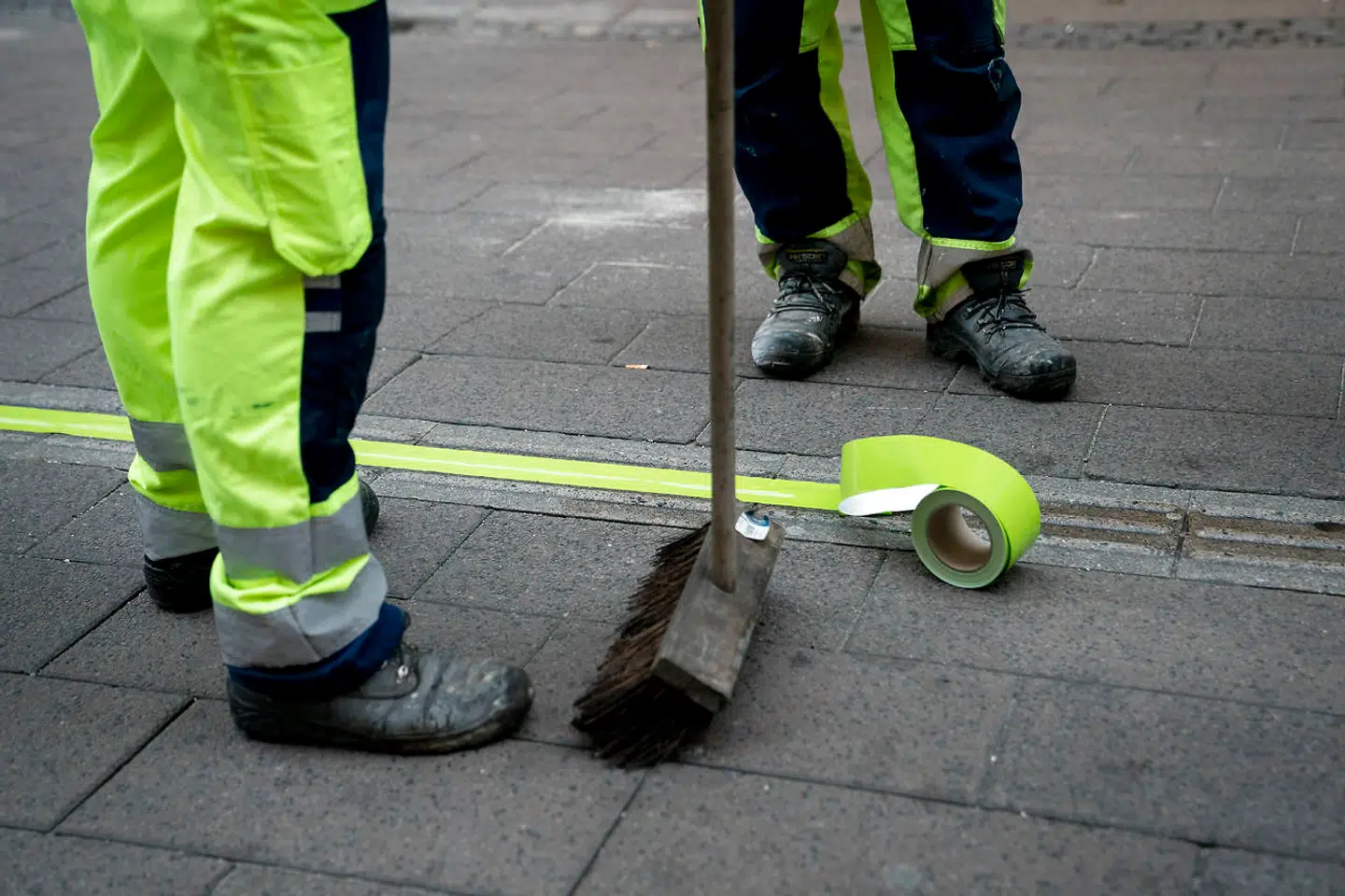 Der bliver lagt tape i midten af Strøget, for at få befolkningen til at gå ensrettet i hver side.