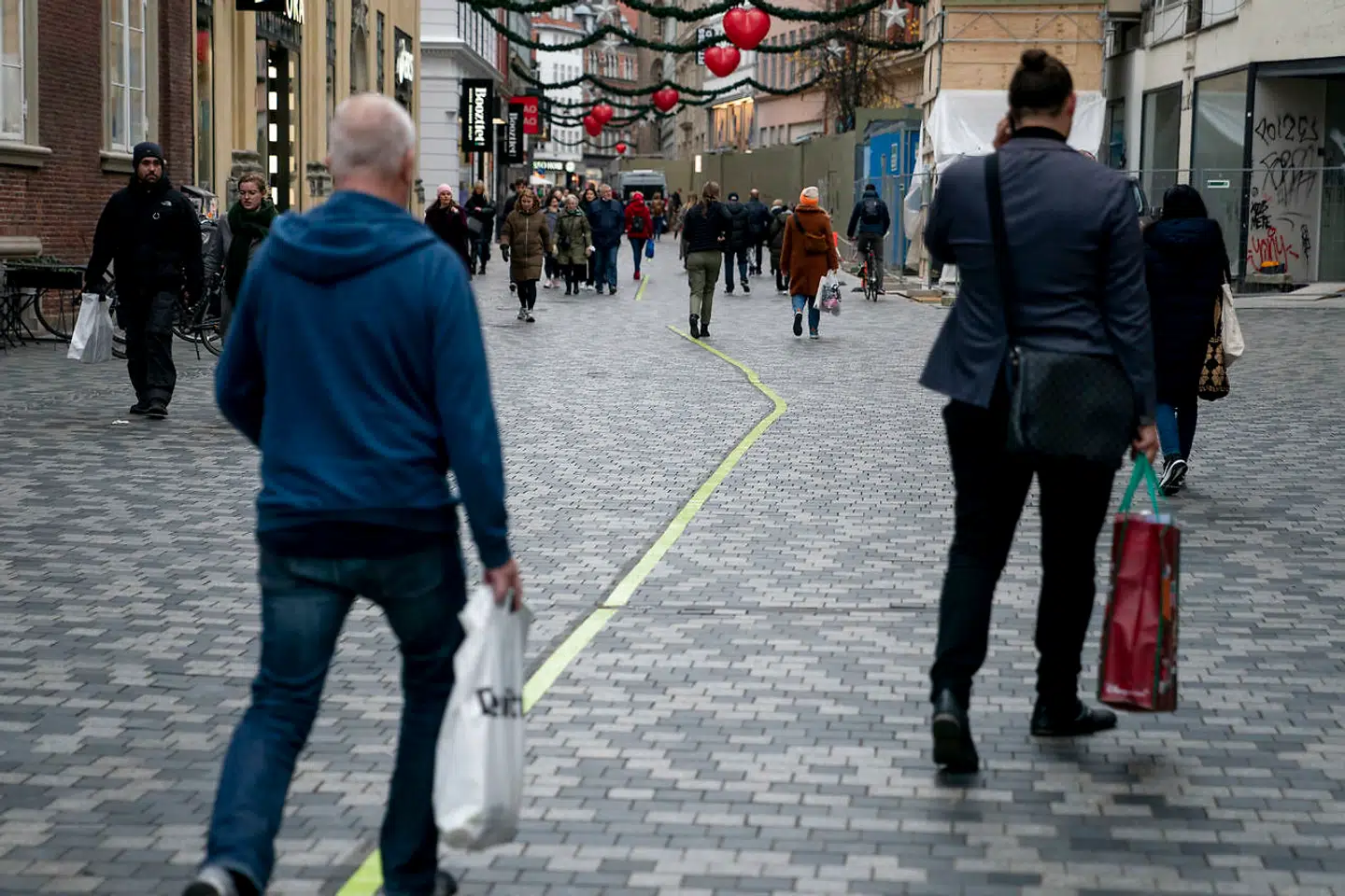 Der bliver lagt tape i midten af Strøget, for at få befolkningen til at gå ensrettet i hver side.