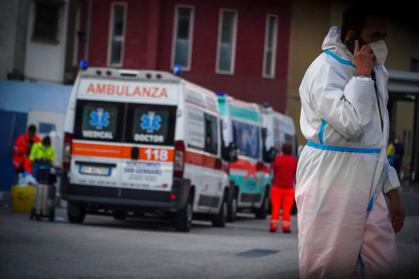 Ambulancer holder i kø uden for San Leonardo-hospitalet i den syditalienske by Castellammare di Stabia. Lange ventetider for kritisk syge patienter har de seneste dage kostet adskillige livet.