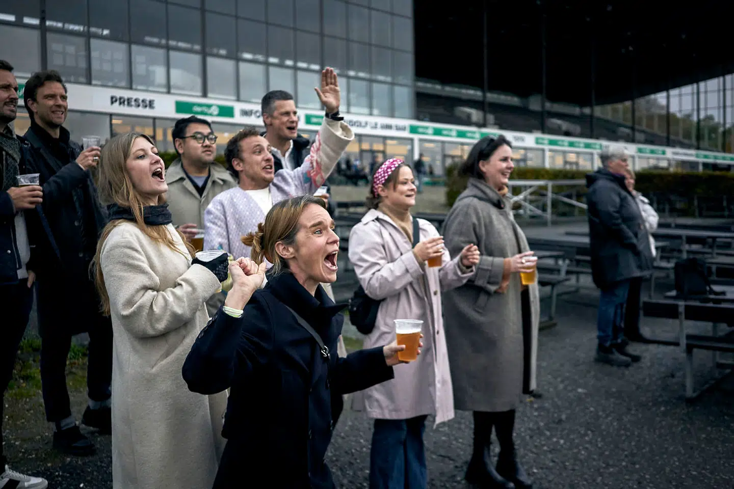 Charlottenlund Travbane er bygget til 20.000-25.000 mennesker. En fredag eftermiddag er omtrent 150 mennesker dukket op.