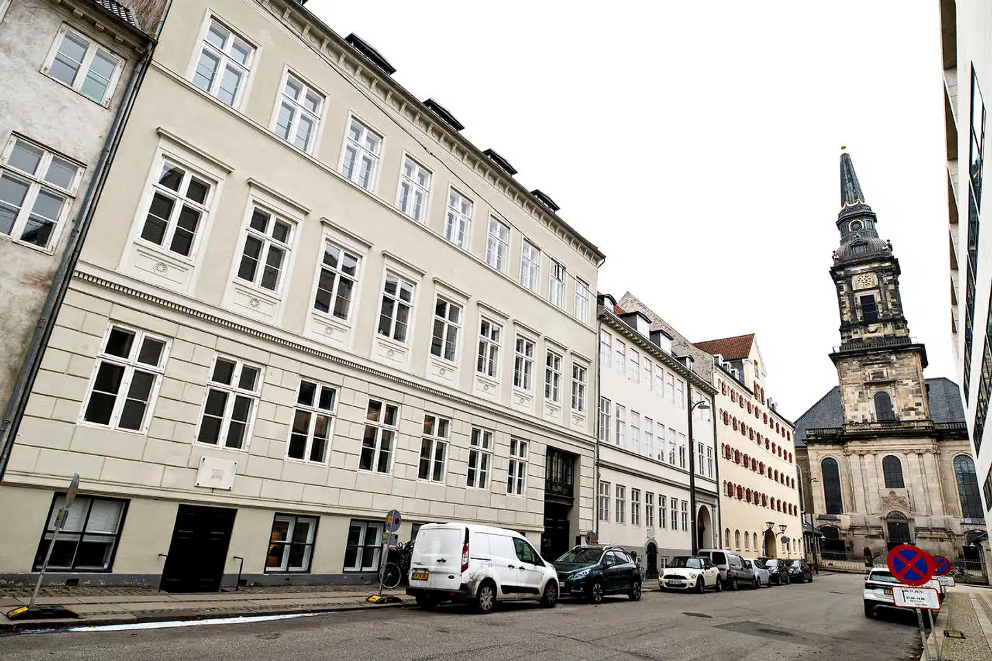 Strandgade 6 blev et af fineste huse på Christianshavn og bygget og ejet af den rige Lehn-slægt. I dag holder Dansk Forfatterforening til i stuen.