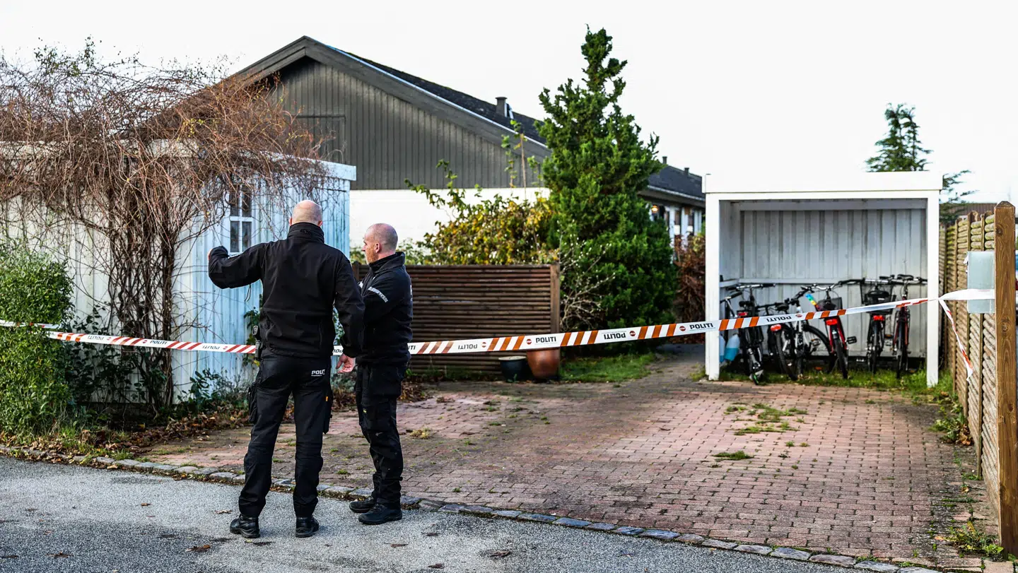 Politiet har siden kl 10.00 mandag formiddag arbejdet i og omkring det afspærrede hus. (Foto: Steven Knap/Byrd)