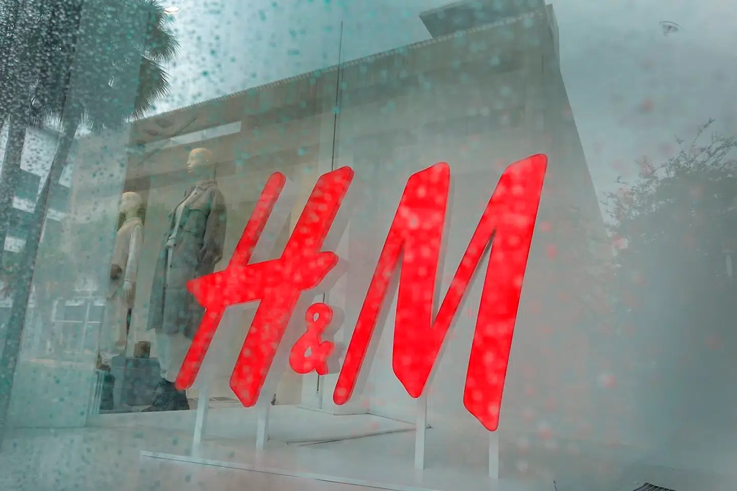 Svenske H&M butikker er afsløret i at forskelsbehandle deres kunder.