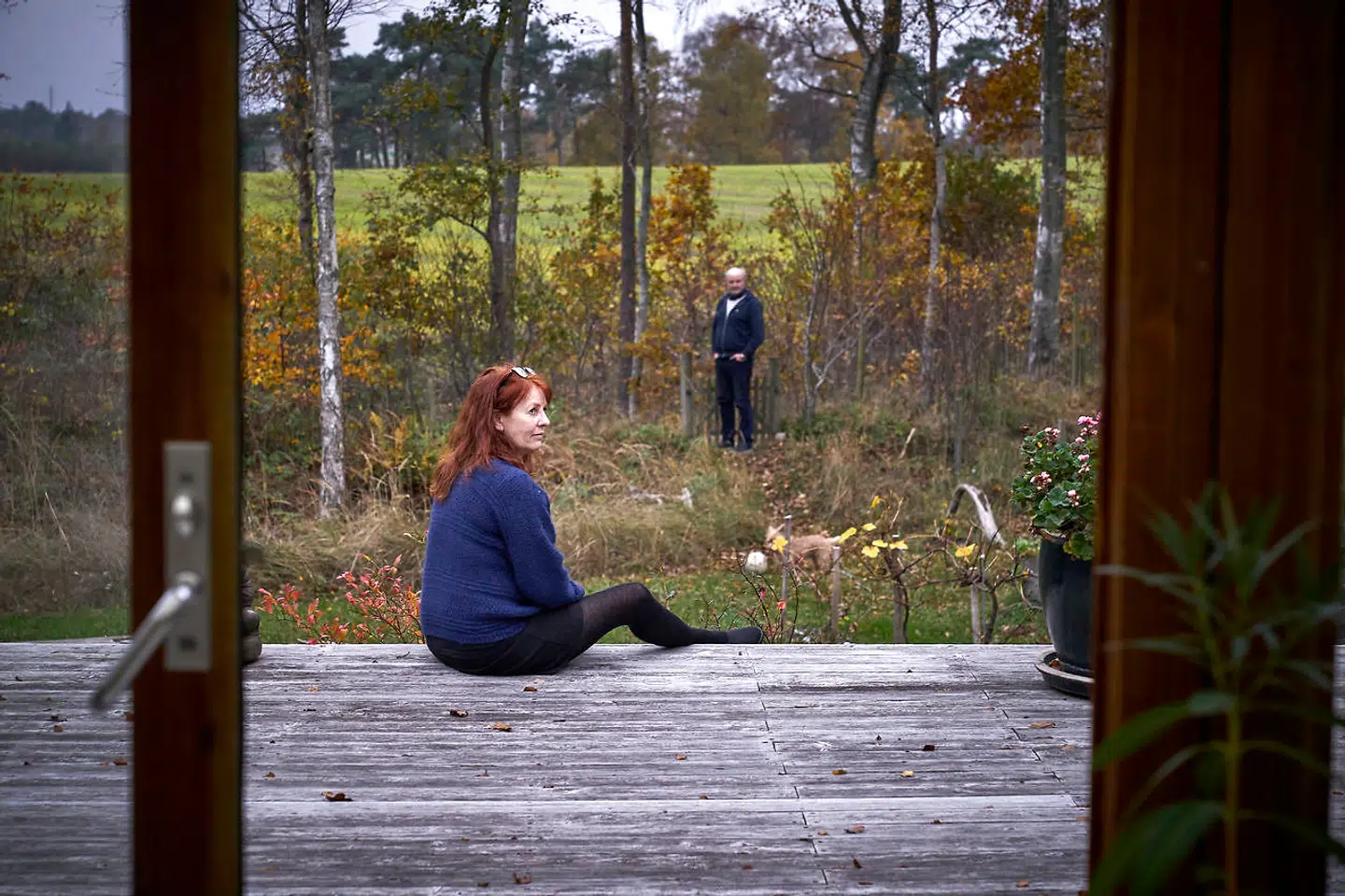 Eva Preisler og hendes mand, Stig Kristensen, i sommerhusområdet, hvor de bor. Hun er blandt dem, der er utilfreds med planer om grusgrave nær sommerhusområdet.