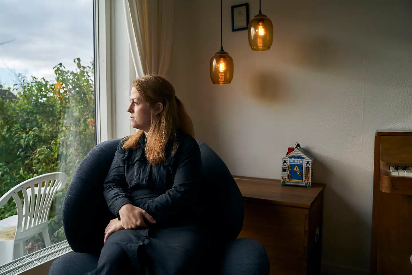 33-årige Maria Lange er astmatiker og hårdt ramt af den store brand, der i snart to måneder har brændt hos den privatejede virksomhed Solum ved Roskilde. Røglugten er så slem, at hun ikke kan være ude længe uden at skulle bruge sit inhaleringsapparat.