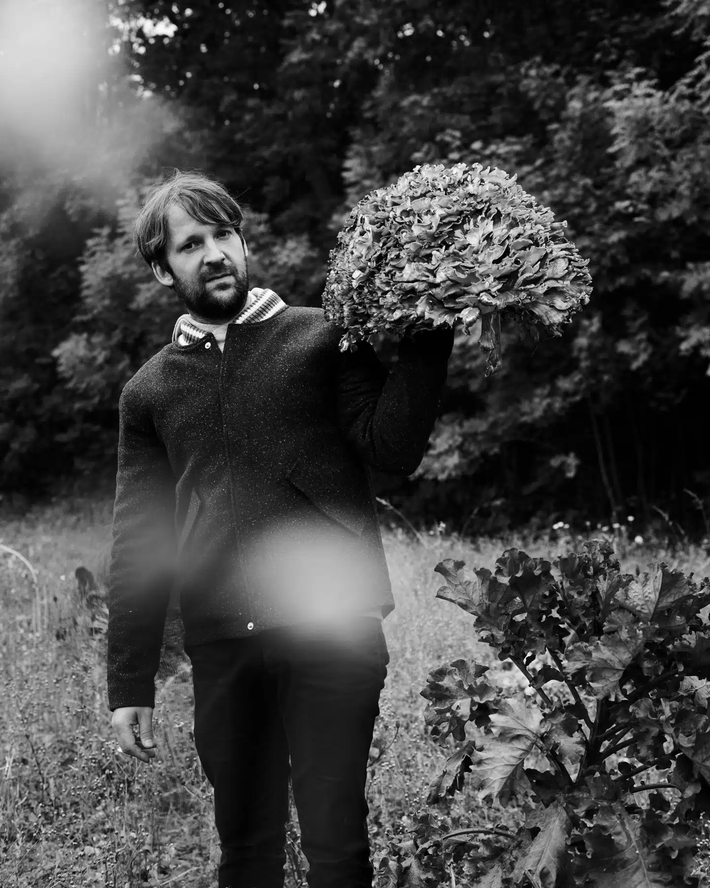 René Redzepi finder stor i glæde i at lave mad til de mange. Her er han fotograferet i Nomas have.