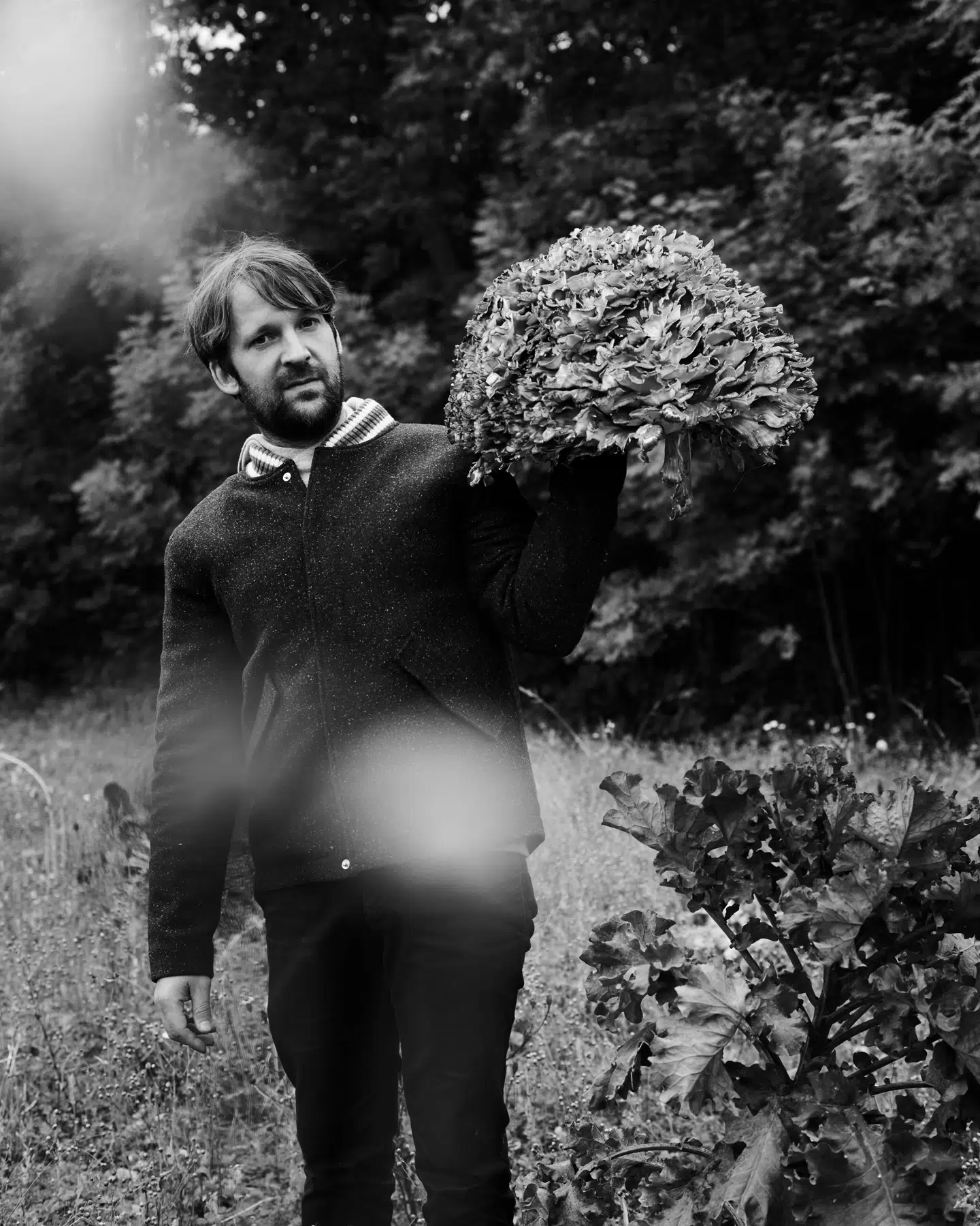 René Redzepi finder stor i glæde i at lave mad til de mange. Her er han fotograferet i Nomas have.