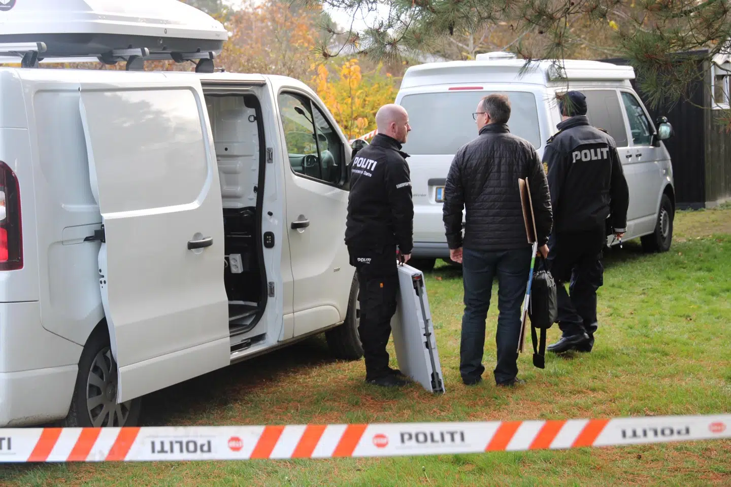 Politiets teknikere ved sommerhuset nær Nykøbing Sjælland.