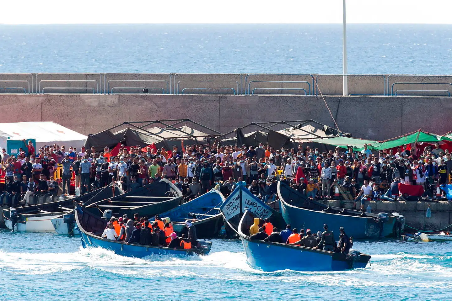 Over 2.000 migranter er stuvet sammen på havneområdet i Arguineguin, hvilket stort set modsvarer den samlede befolkning i den lille by på Gran Canaria, og situationen er eksplosiv.