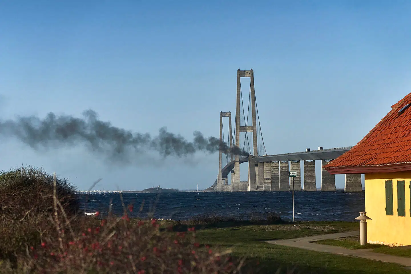 Det er en lastbil, der er i brand på Storebæltsbroen.