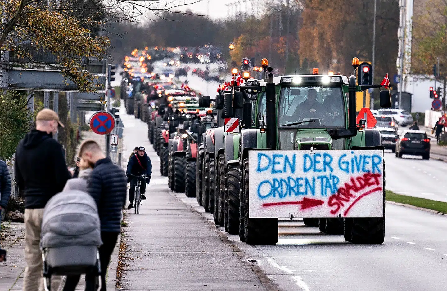 Hundredvis af traktorer og fiskekuttere vender hjem efter at have demonstreret imod regeringens håndtering af minksagen.