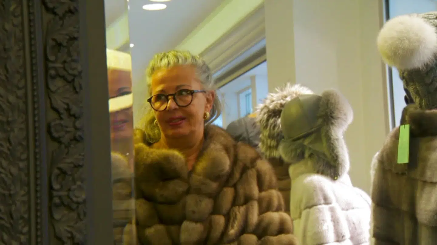 Mariann Færø prøver en minkpels i TV3-programmet 'Købmænd på 1. klasse'.