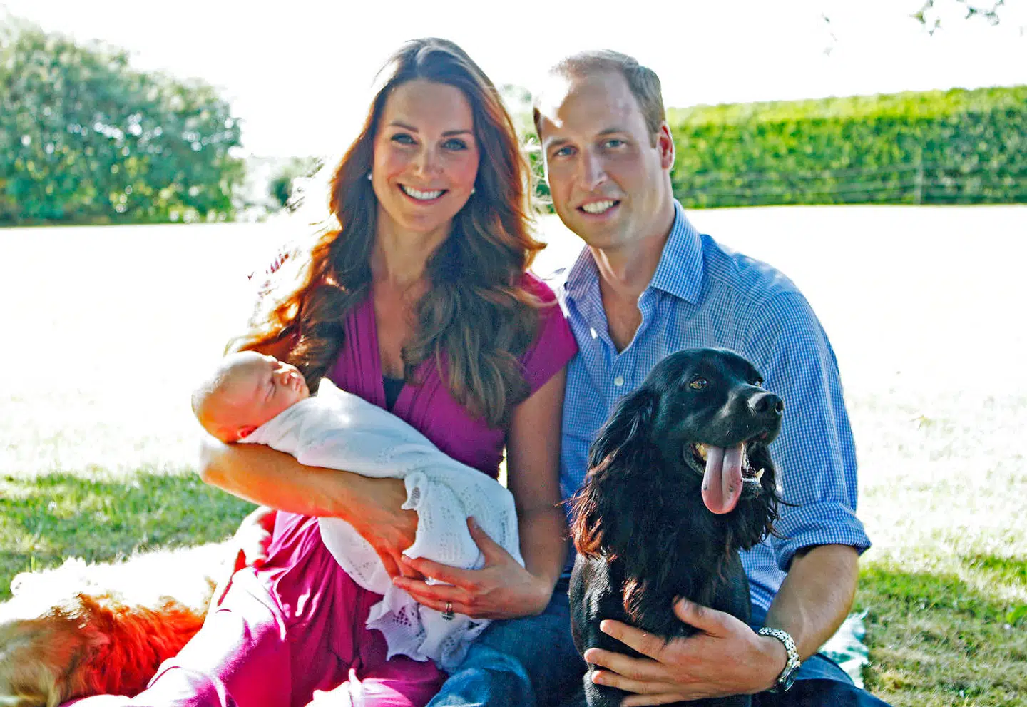 Her hertugingen og prinsen sammen med deres dngang 10 dage gamle søn George og hunden Lupo.