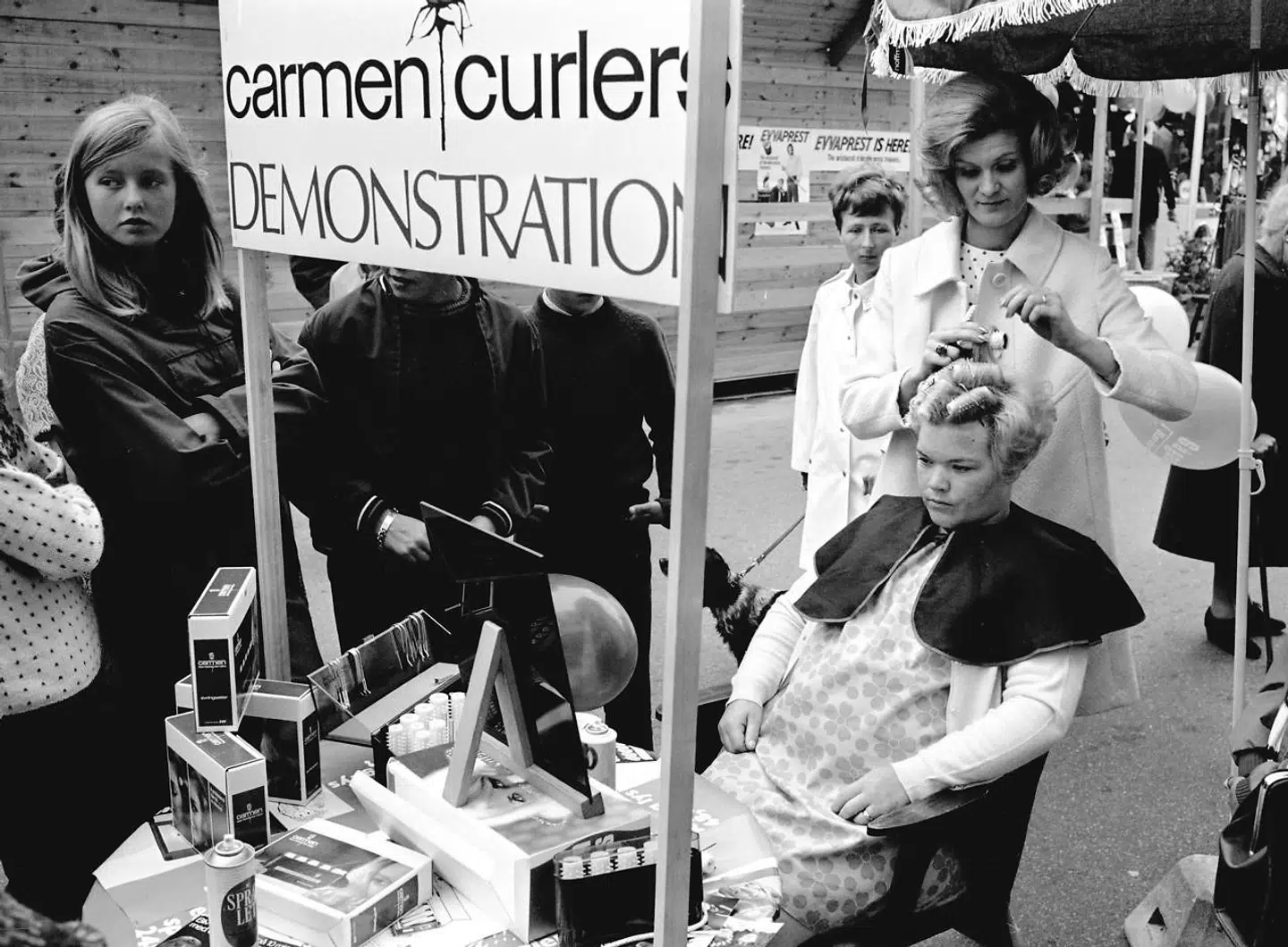 Carmen Curlers er tidens store hit i 1964. Her demonstreres opfindelsen i den nye gågade i Hørsholm.