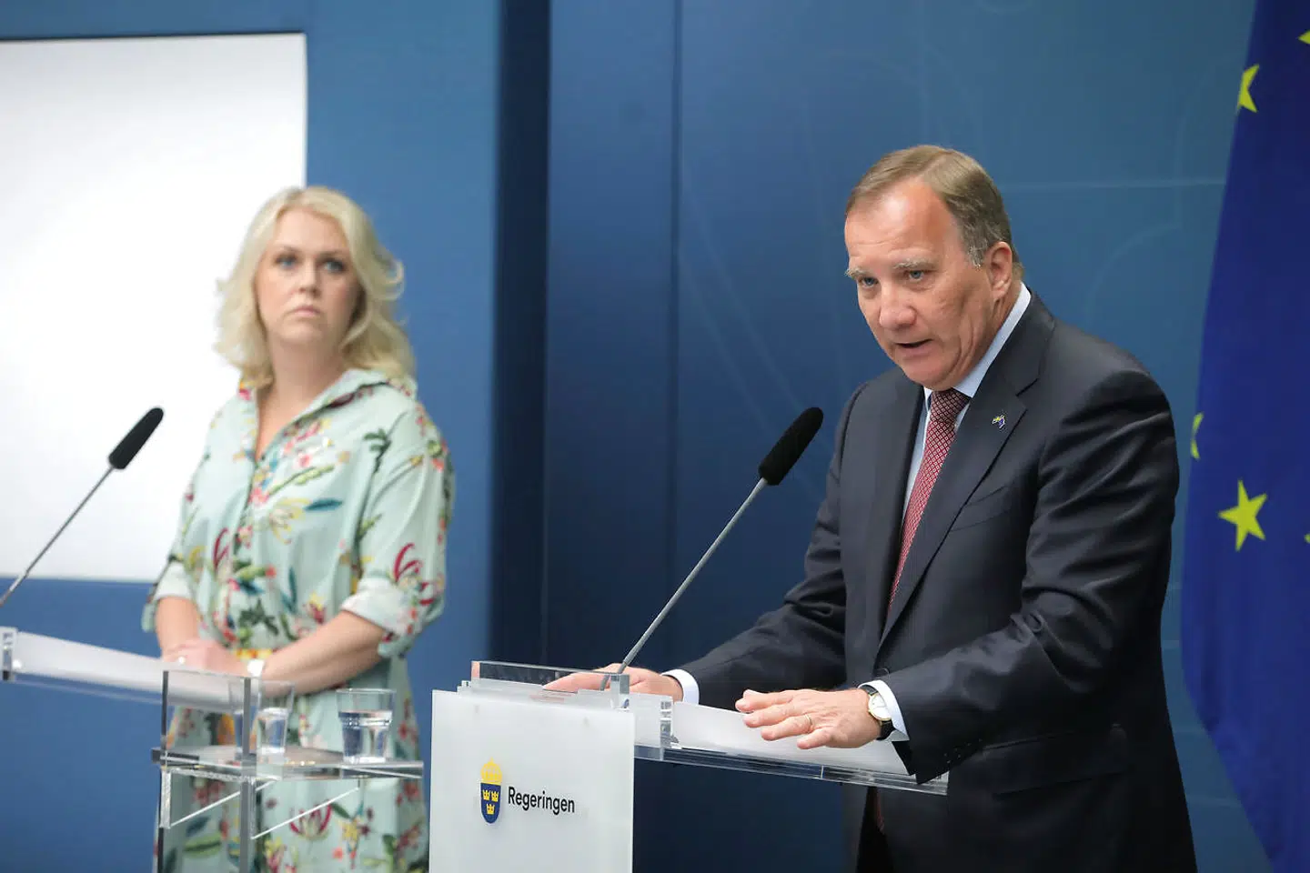 Statsminister Stefan Löfven – her sammen med Sveriges socialminister, Lena Hallengren – har erkendt, at landet ikke formåede at passe på de ældre under de første måneders epidemi.