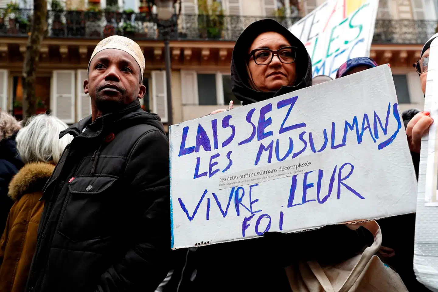 »Hvert evige eneste islamiske terrorangreb bliver af demokratiske ledere mødt med erklæringen om, at islam er kærlighedens og fredens religion,« skriver Asger Aamund. Her er en kvinde med i en demonstration mod islamofobi i Paris i november 2019. På hendes skilt står der »Lad muslimerne leve deres tro«.