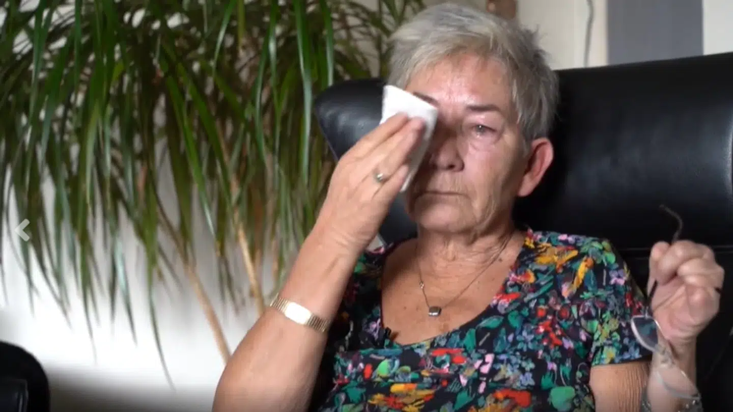 Pia Elkjær Hansen græder flere gange, da hun fortæller om måden, hendes mand blev afvist, da han ringede efter lægehjælp. Foto: Sarah Christine Nørgaard/Byrd