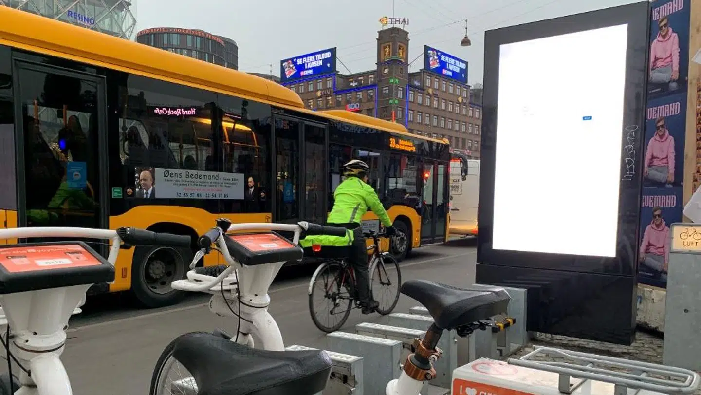 Fonden bag de hvide el-bycykler i København har sat denne reklamestander op på Råshuspladsen. Kommunen har varslet et påbud om, at den skal pilles ned, da den ifølge kommunen er opsat ulovligt.