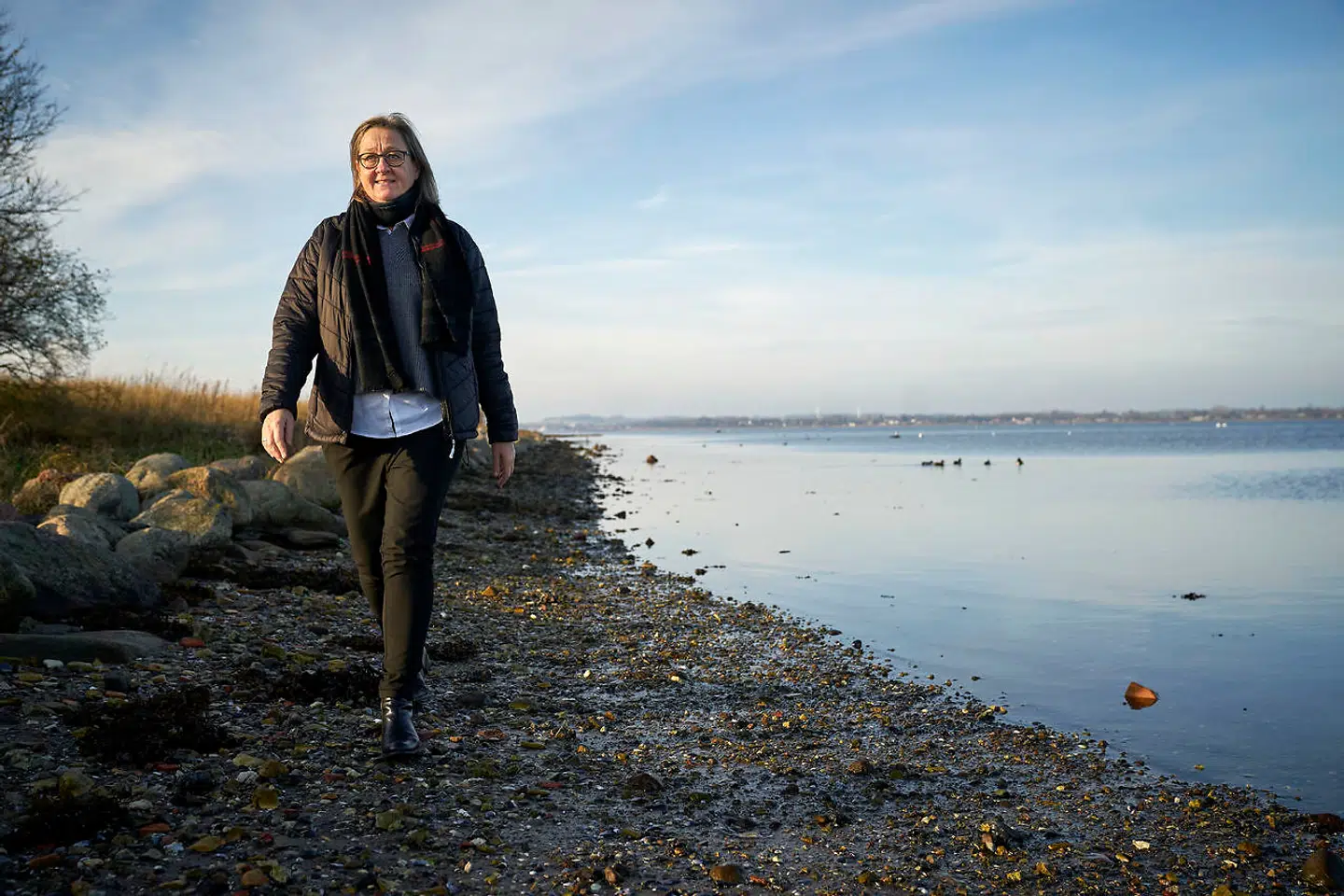 »Vi er nødt til at stå op og bevæge os hver halve time i løbet af arbejdsdagen for at holde kroppen i gang,« siger Lone Østergaard, der hver dag går en kortere tur.