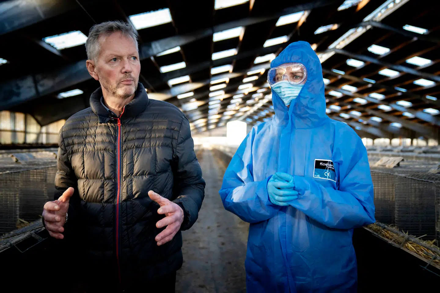 Mette Frederiksen (th.) blev vist rundt på Peter Hindbos minkfarm.