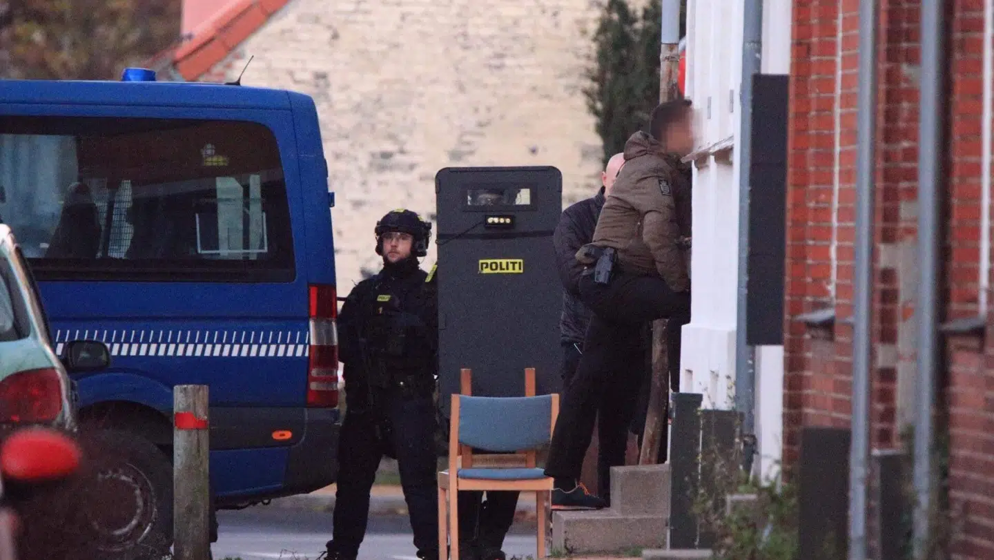 Politiet tilstede med skjolde i Assens på Fyn fredag eftermiddag.