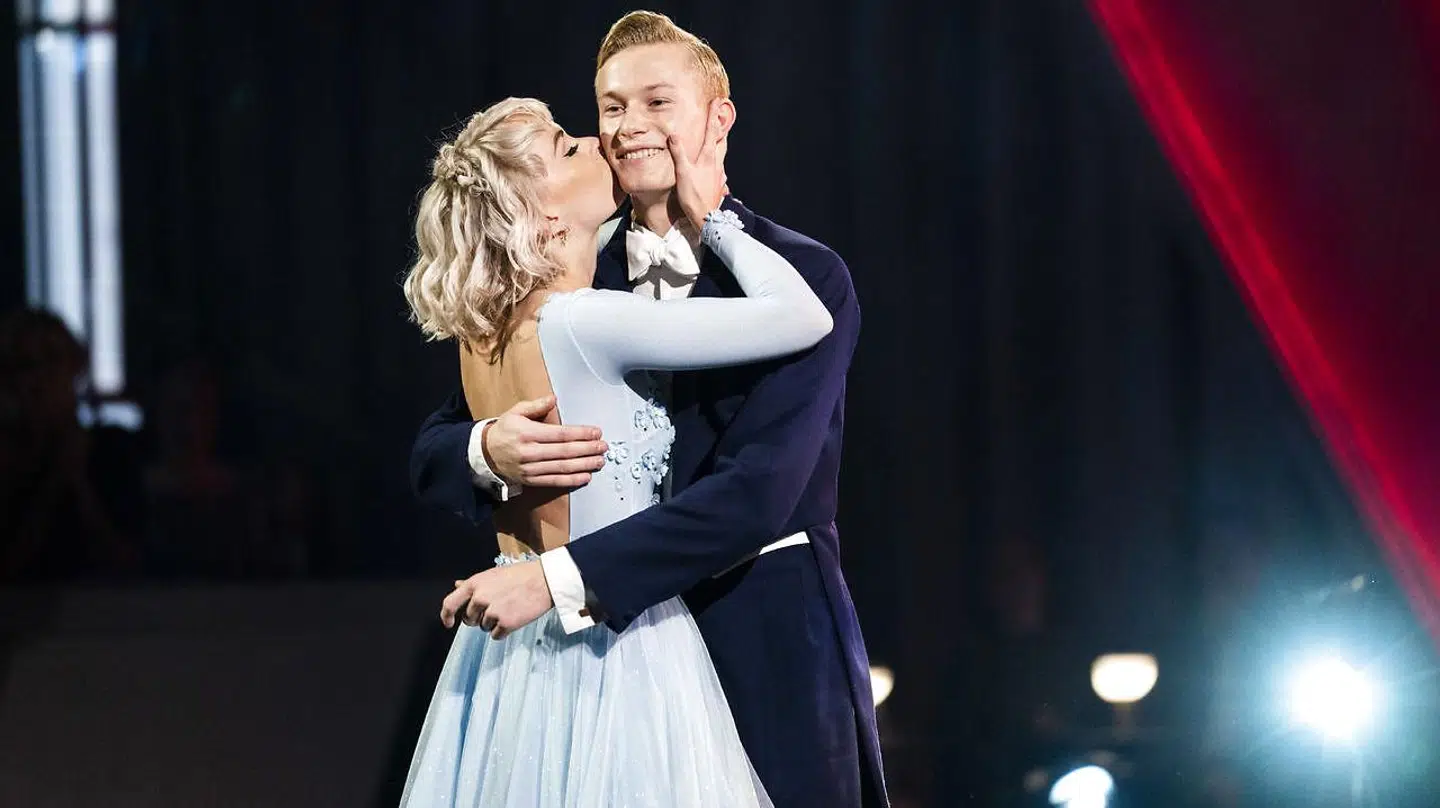 Det blev til kindkys mellem parret, der afviser at være mere en blot dansepartnere og gode venner.