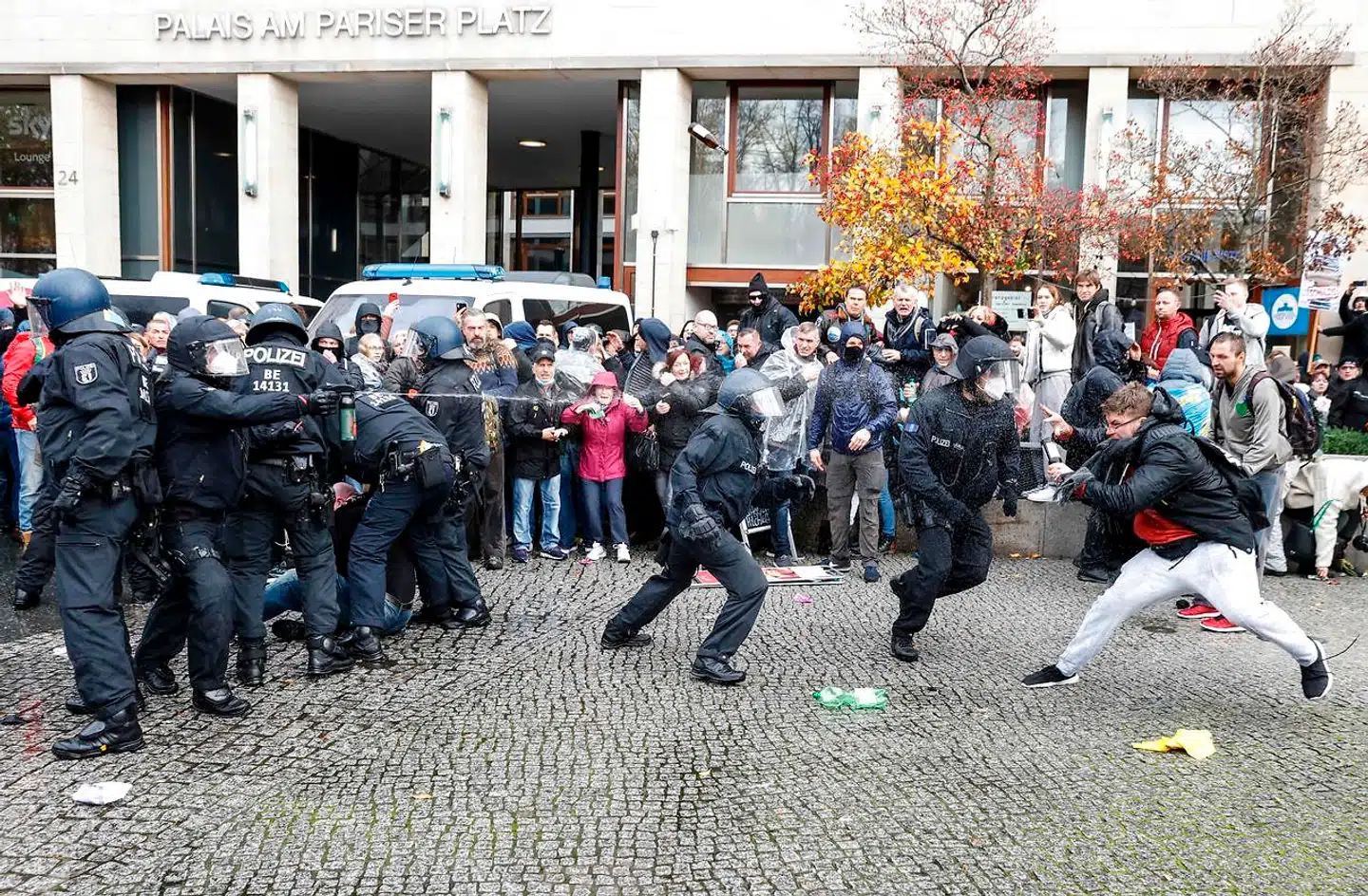 I Tyskland har der været omfattende protester mod coronarestriktioner, der blandt andet har udviklet sig til voldelige sammenstød mellem politi og demonstranter. Her 18. november i Berlin.