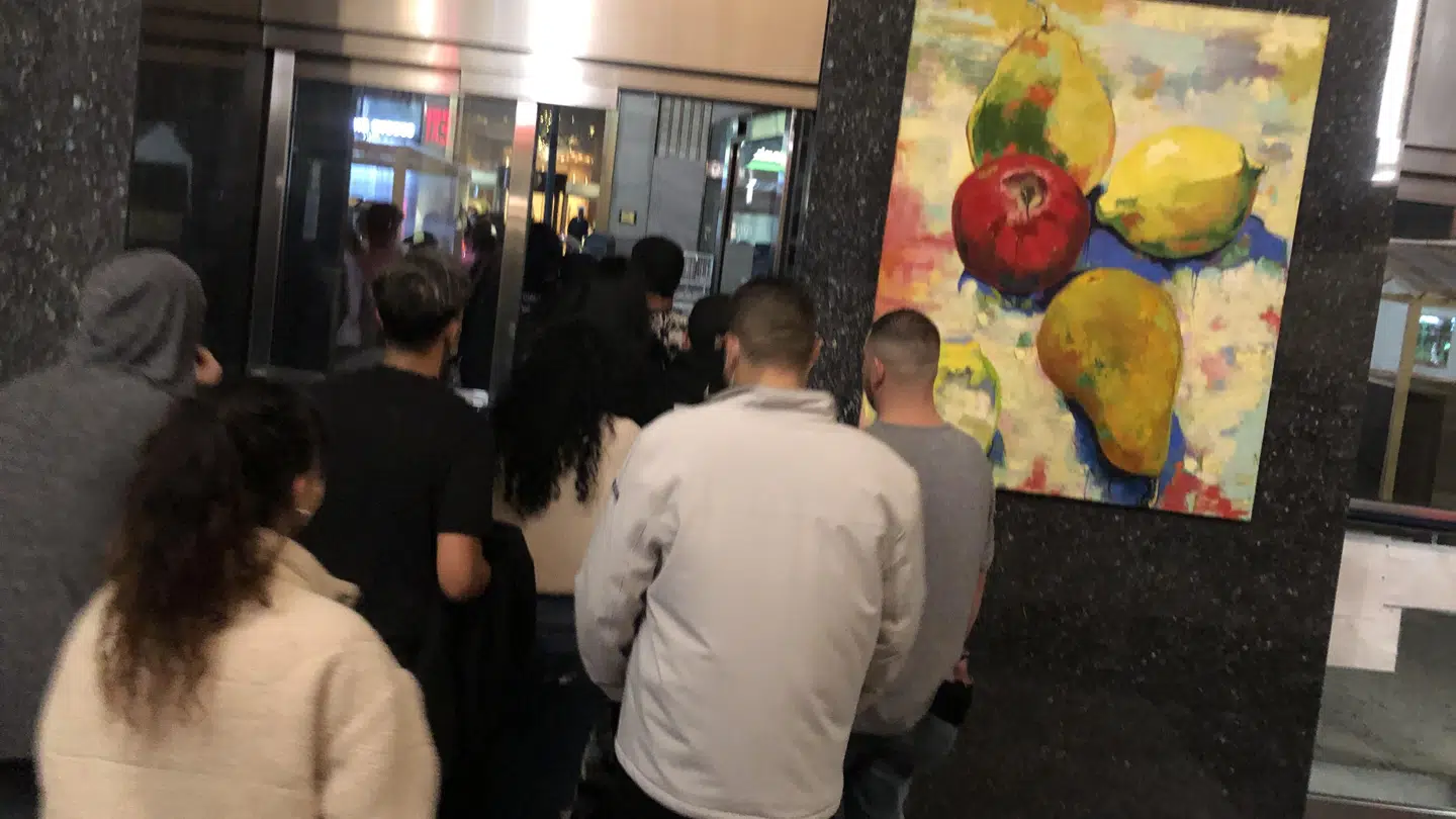 400 mennesker var samlet til en ulovlig fest i New York. Her er forsamlingsforbuddet på 10. FOTO: NYC SHERIFF