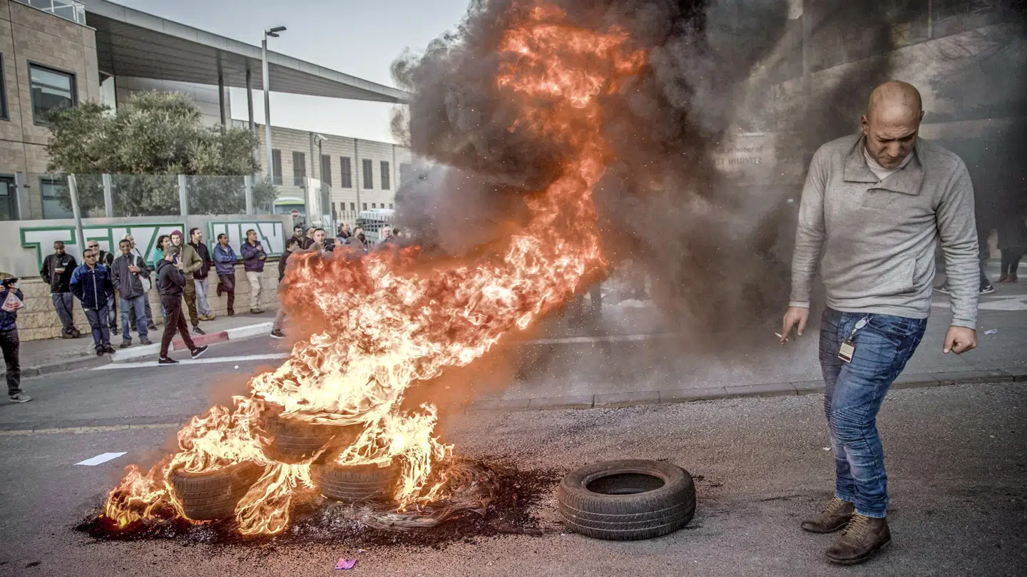 Det slog voldsomme gnister, da Kåre Schultz som ny topchef for en af Israels største arbejdspladser, medicinalvirksomheden Teva, indledte sin oprydning med at bebude fyring af 14.000 ansatte. Vrede israelere barrikaderede fabriksanlæg og brændte bildæk af foran virksomheden.