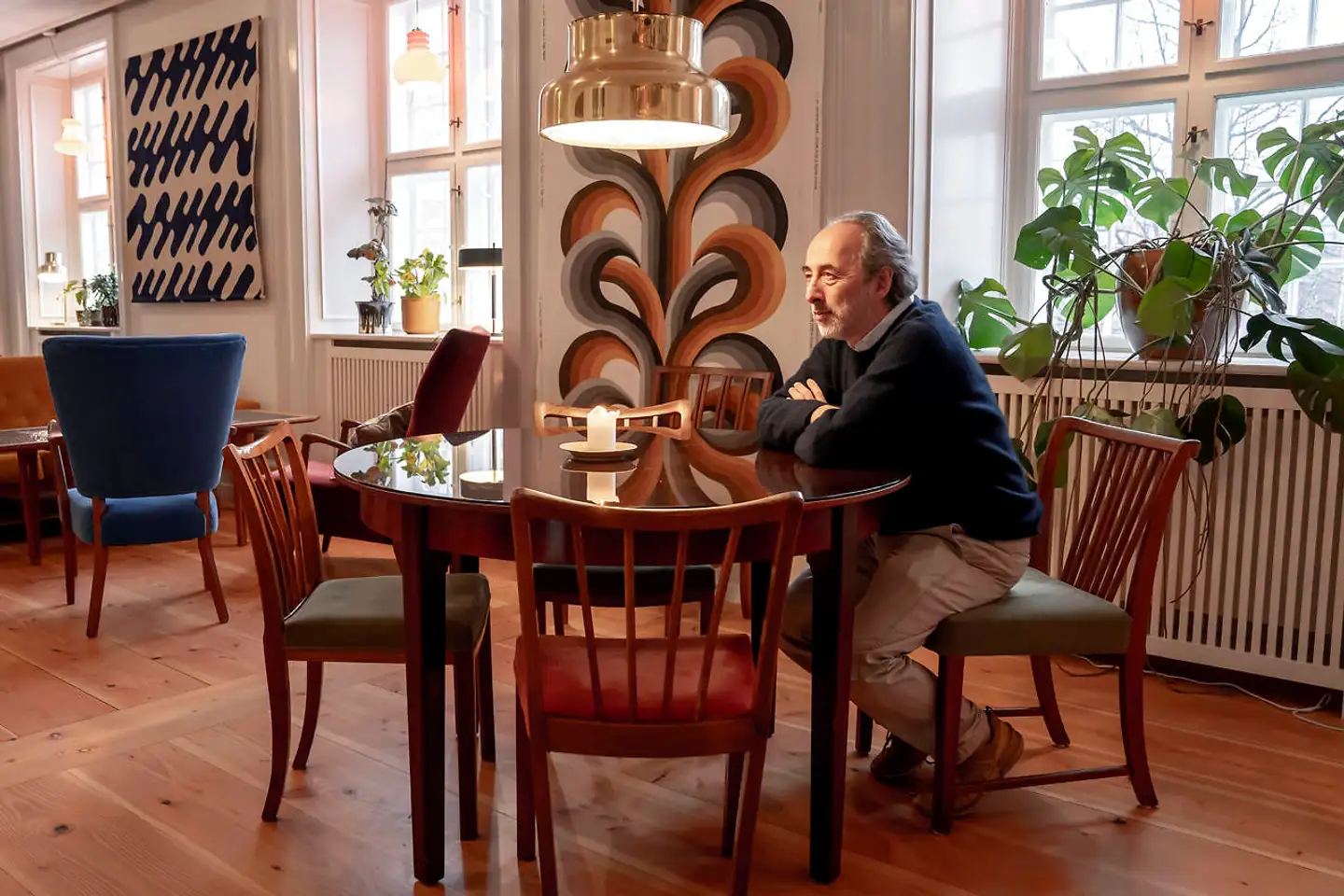 Det ligger i tidånden, at vi ønsker at dyrke fællesskabet, mener Lennart Lajboschitz, som også i sit nye hotel, Kanalhuset, lægger op til fællesspisning, når det igen er tilladt. Her er han i baren.