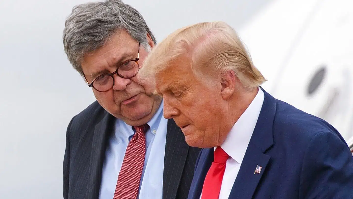 Donald Trumps egen justitsminister William Barr (tv) har i et interview fortalt, at man ingen beviser har på omfattende valgsvindel i USA.