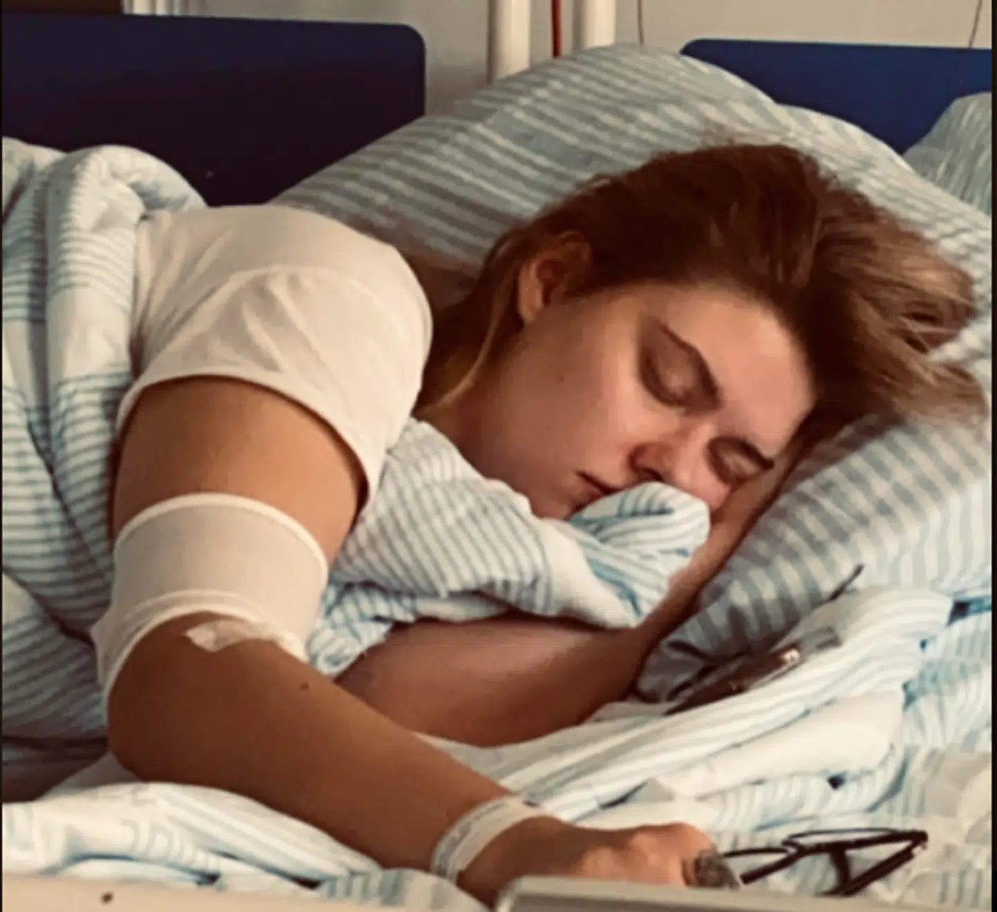 Her ses Frederikka Vium ligge i sengen, da hun endelig blev indlagt på Universitetshospitalet i Aarhus. Foto: Privat